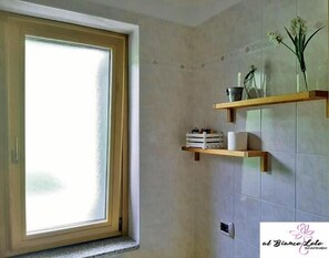 Shower, rainfall showerhead, free toiletries, hair dryer - Al Bianco Loto (Praia a Mare)