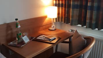 Single Room | Living area | Flat-screen TV