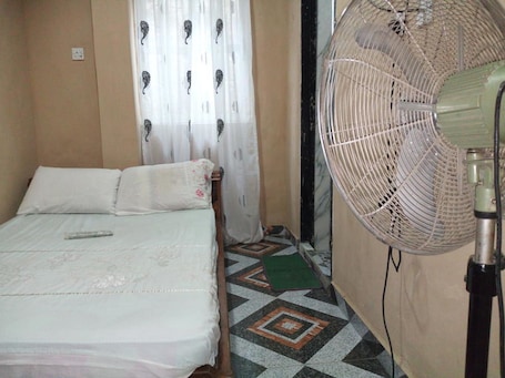 1 habitación, escritorio y espacio para trabajar con laptop