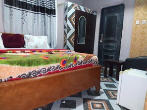 Chambre Exécutive, 1 très grand lit, non-fumeurs | Bureau, espace de travail pour ordinateur portable, draps fournis