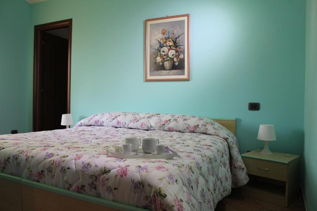 Biancheria da letto di alta qualità, una scrivania