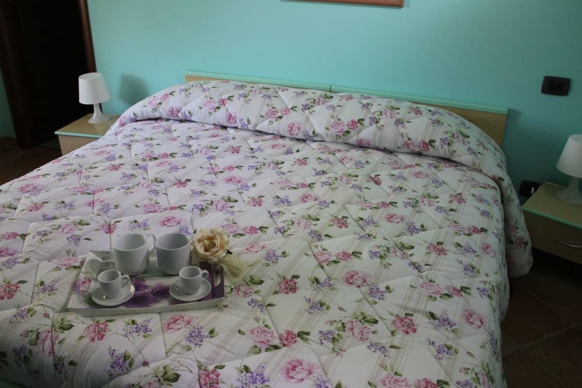 Klassieke driepersoonskamer | Luxe beddengoed, een bureau, babybedden, extra bedden