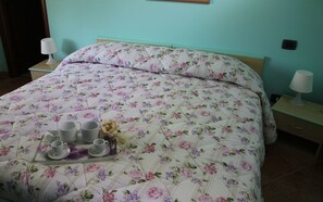 Ropa de cama de alta calidad, escritorio, cunas y wifi gratis 