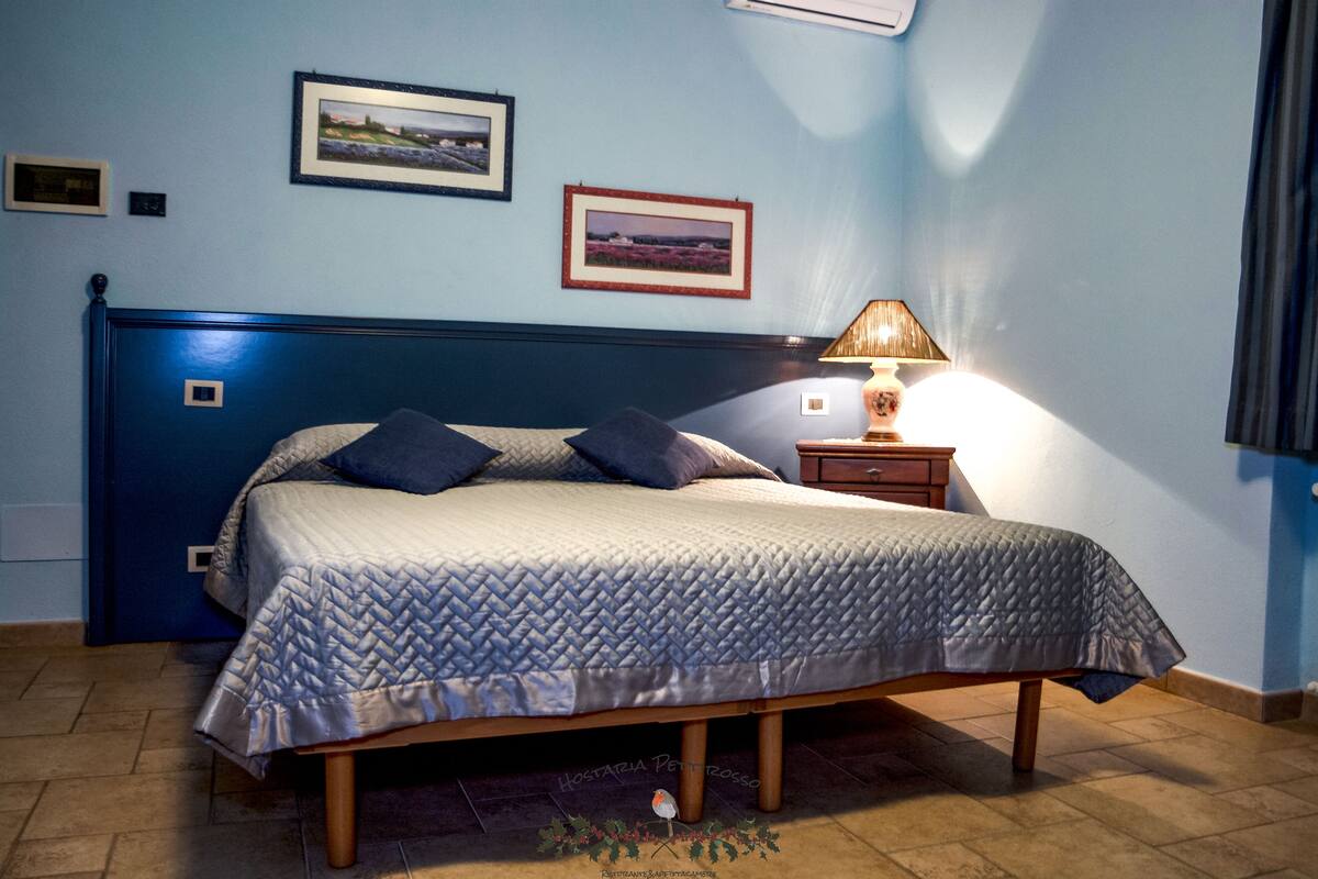 Basic Room, 1 Queen Bed | Premium bedding, down duvets, pillow-top beds, individually furnished