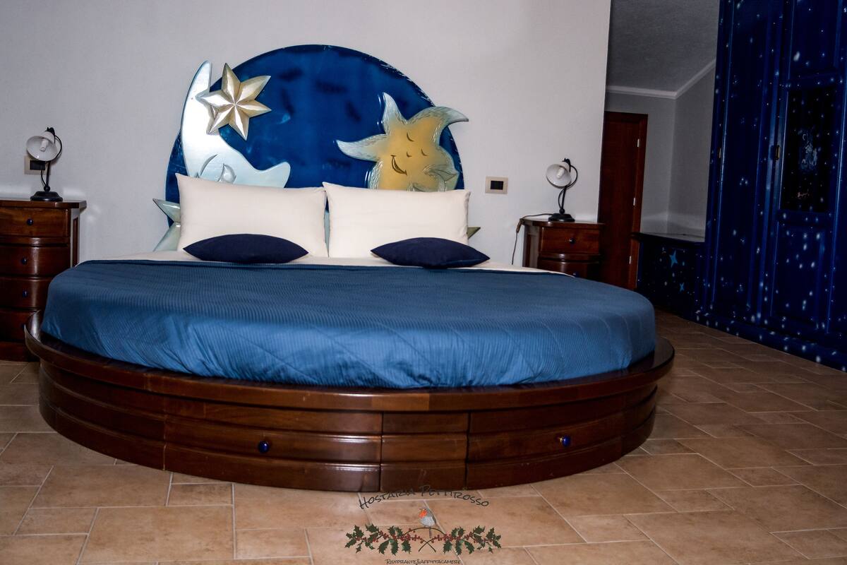 Habitación romántica, 1 cama King size | Ropa de cama de alta calidad, edredón y camas con pillow-top