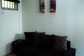 Studio | Phòng khách | TV màn hình phẳng 32-inch có truyền hình cáp, TV