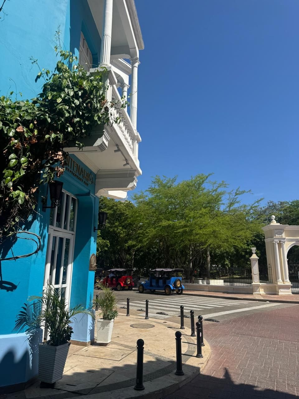 A blue building with a sign that reads 'ANTENARIO HOTEL'.
