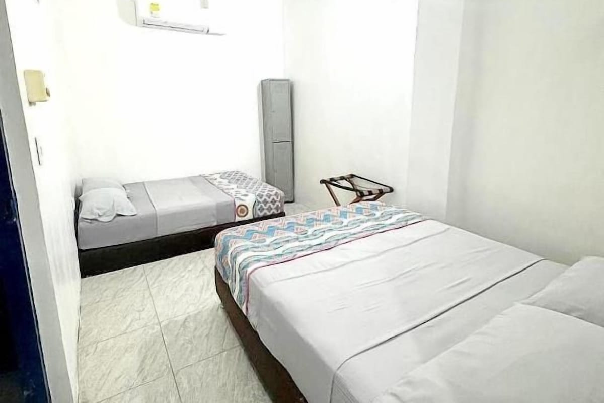 Habitación cuádruple estándar, 2 camas de matrimonio | Wifi gratis y ropa de cama