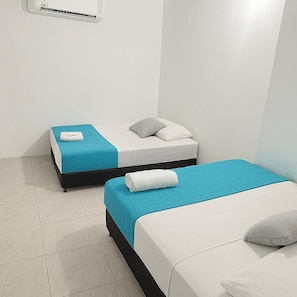 Chambre Quadruple Standard, 2 grands lits | Wi-Fi gratuit, draps fournis