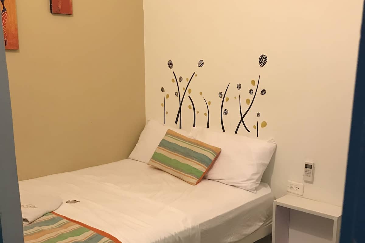 Habitación básica doble, 1 cama doble, no fumadores | Wifi gratis y ropa de cama