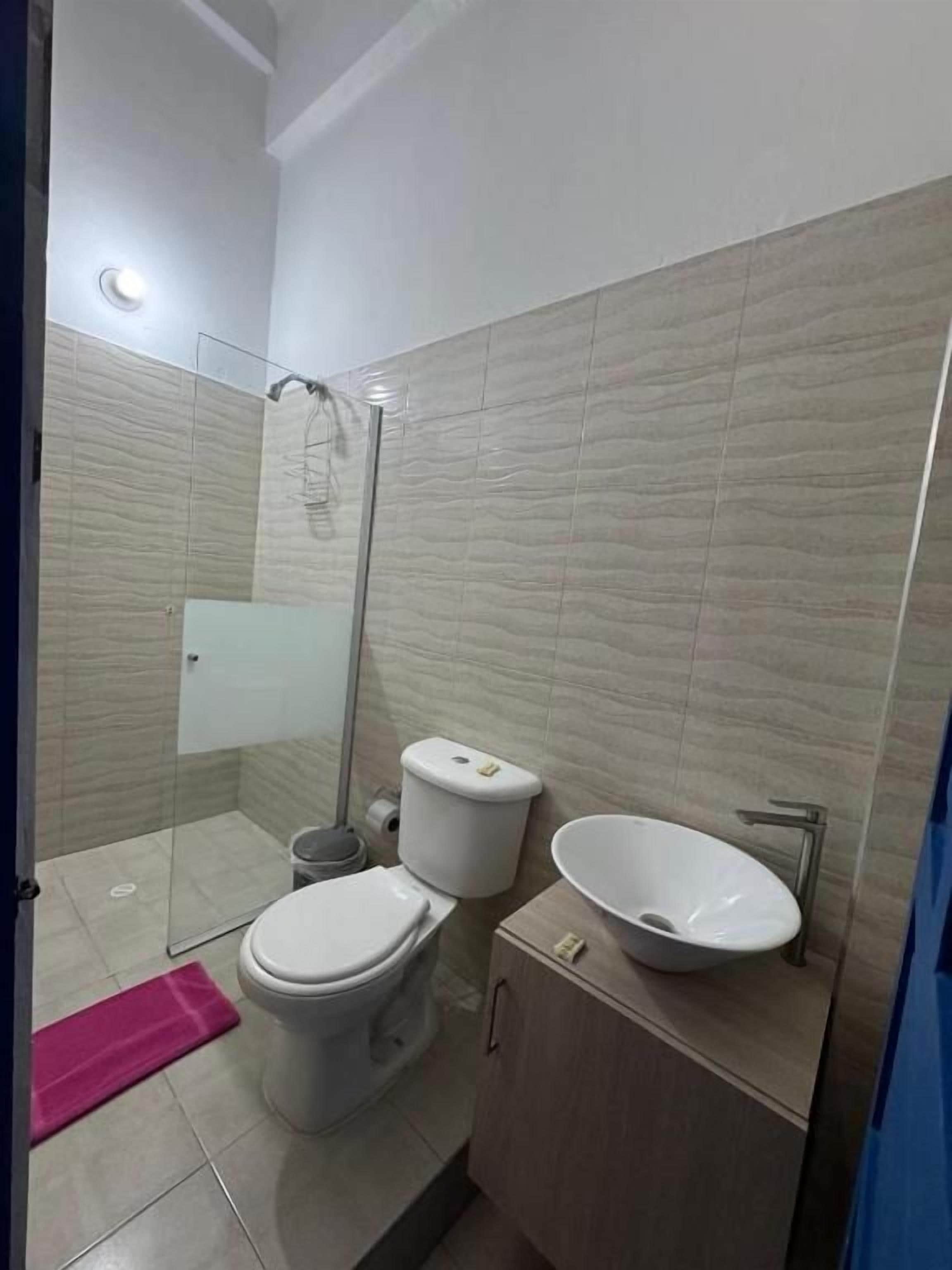 Un baño con inodoro, bidé y lavabo.