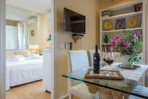 Apartment, 1 Schlafzimmer | Essbereich im Zimmer