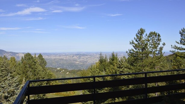 A scenic overlook with a bench, offering expansive views of a valley and distant mountains. - Poggio Eco B&B (Ascoli Piceno)
