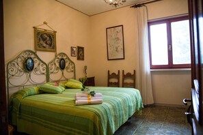 Habitación doble, 1 cama de matrimonio, no fumadores, baño compartido | Sistema de insonorización, tabla de planchar con plancha, ropa de cama