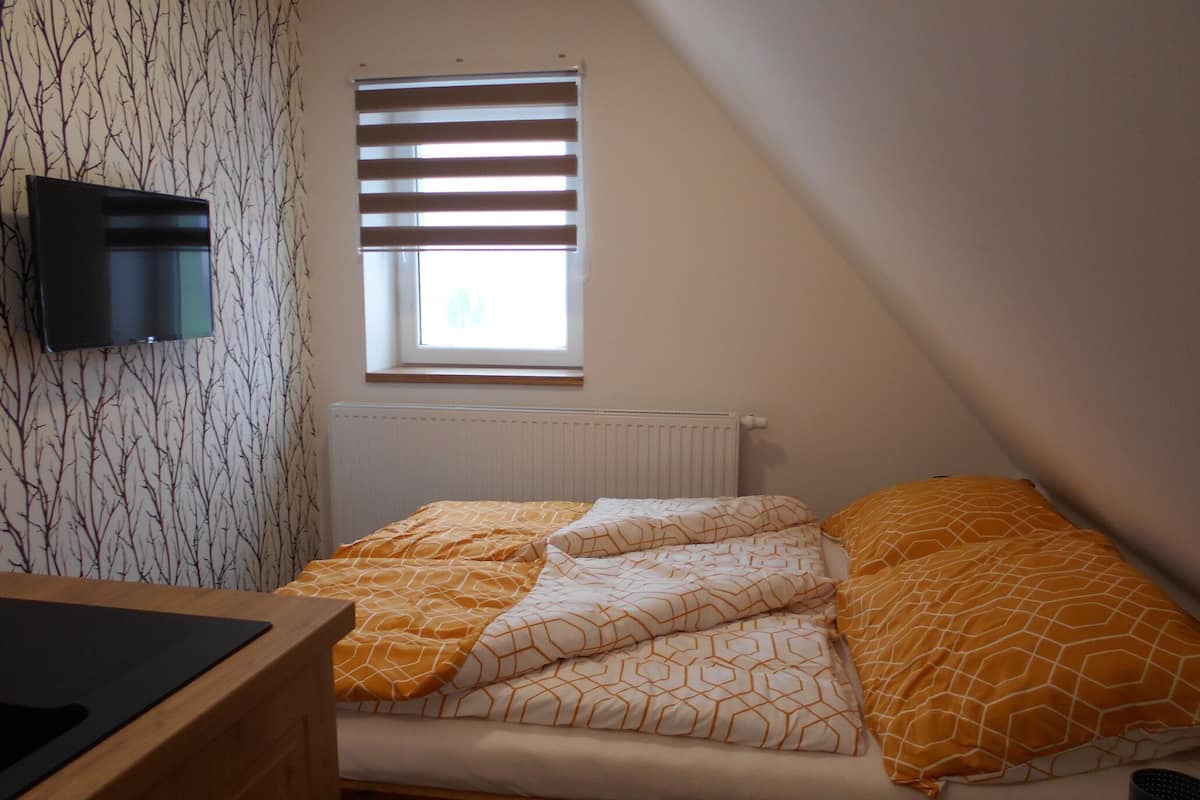 Escritorio, wifi gratis y ropa de cama