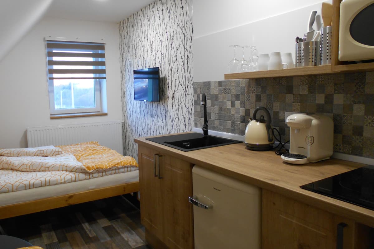 Economy Room | Desk, WiFi (free), bed sheets