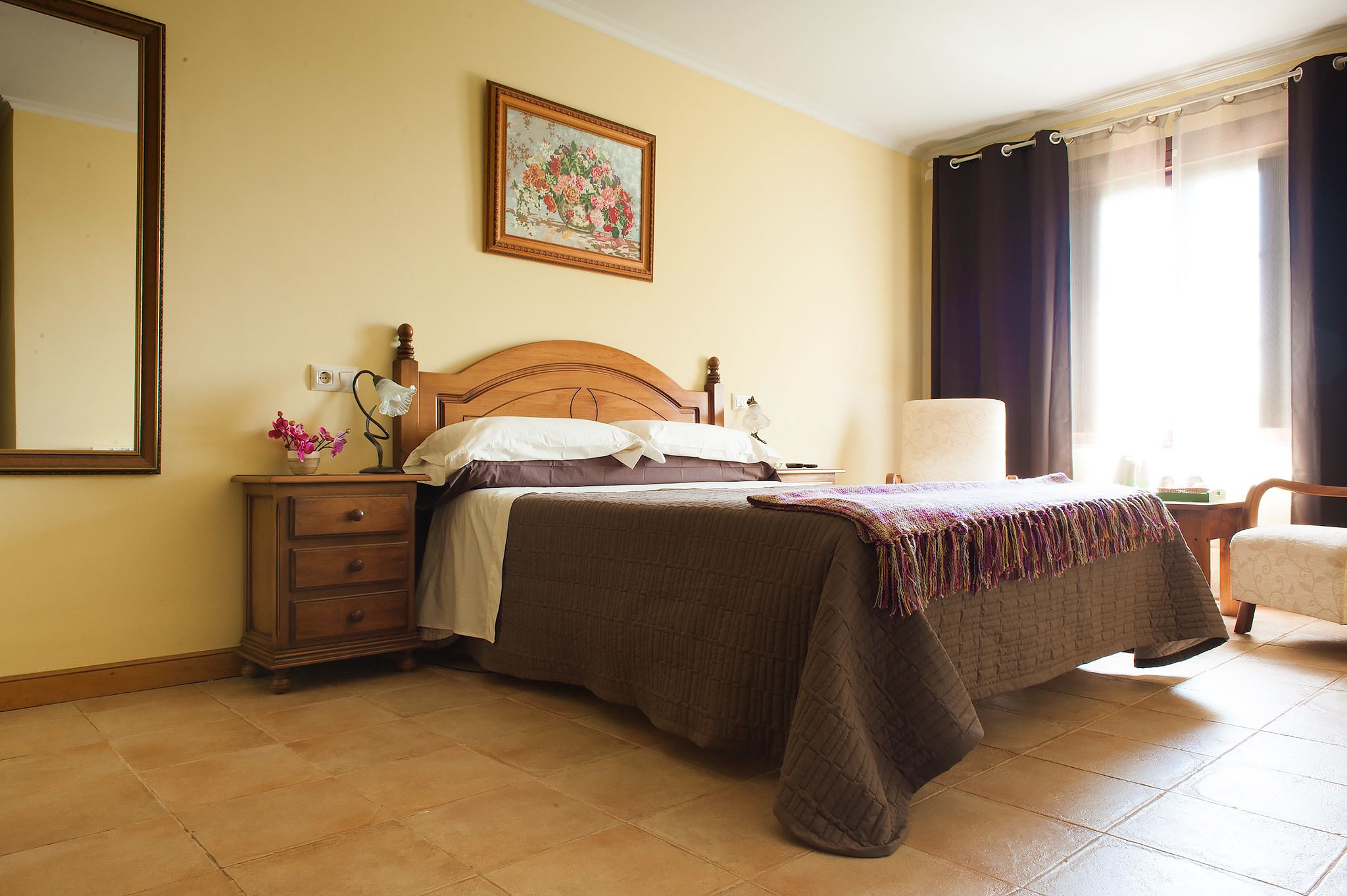 Tweepersoonskamer | Een minibar, een bureau, verduisterende gordijnen, gratis wifi