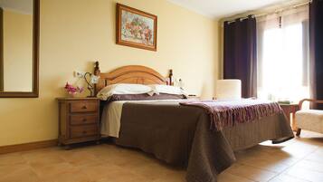 Tweepersoonskamer | Een minibar, een bureau, verduisterende gordijnen, gratis wifi