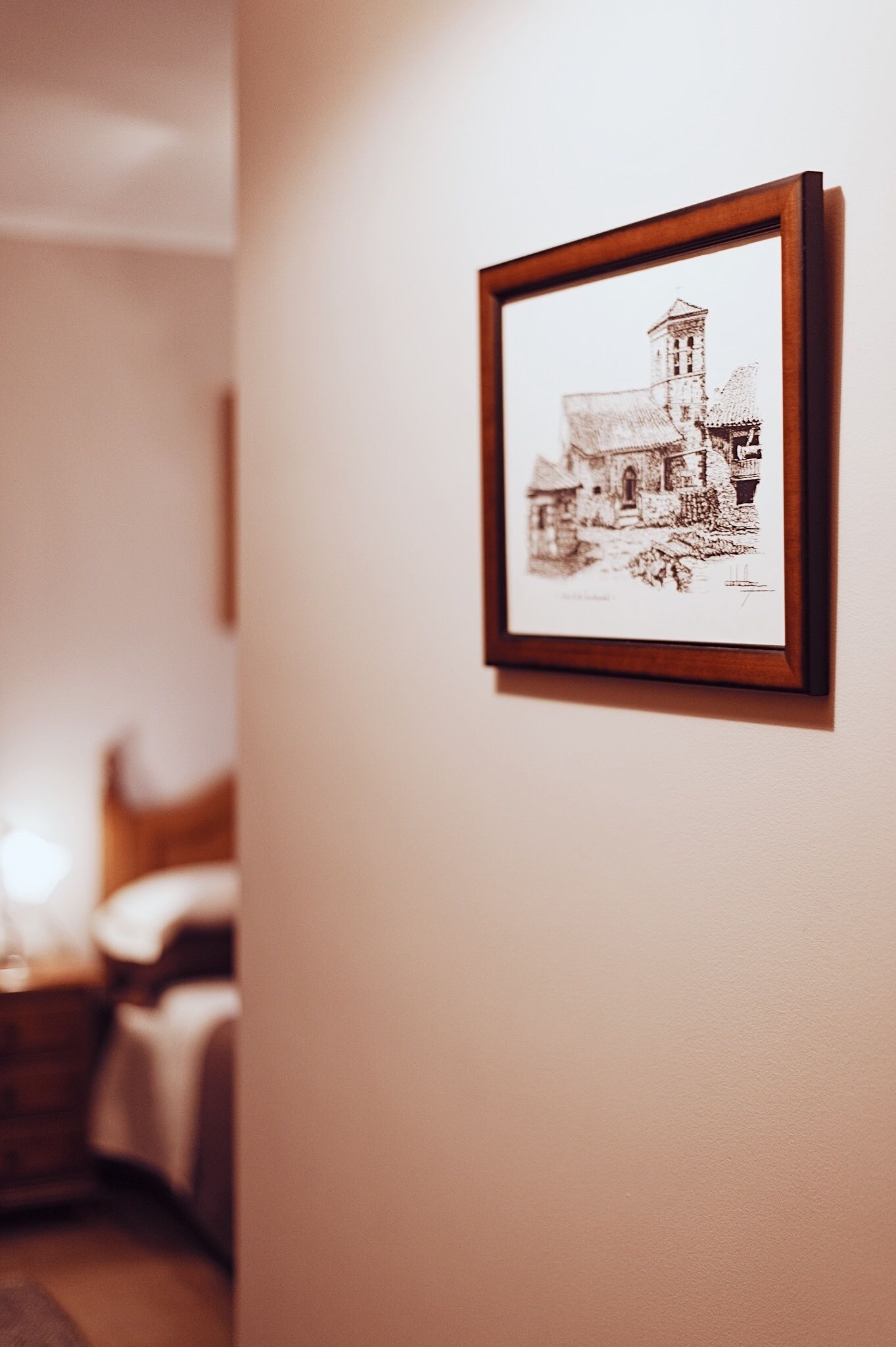 Fotografía en blanco y negro enmarcadas de un edificio histórico colgada en una pared.