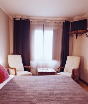 Quarto casal | Frigobar, escrivaninha, cortinas blackout, Wi-Fi de cortesia