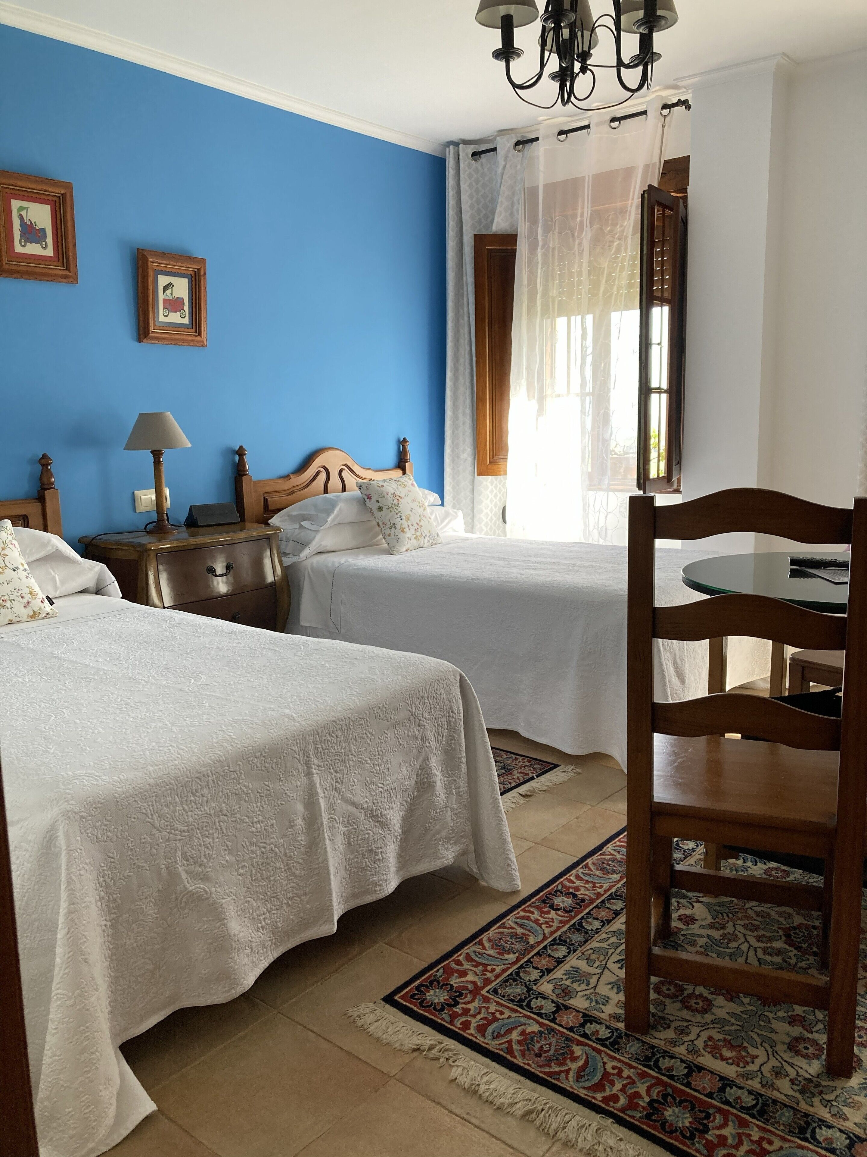 غرفة لفردين | ميني بار ومكتب وستائر تعتيم وواي فاي مجانًا