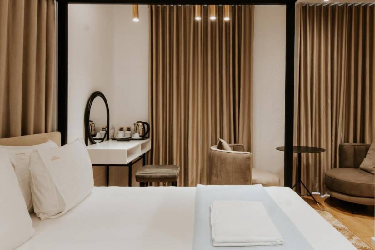 Deluxe Double Room with Castle View | イタリアのフレッテ製シーツ、高級寝具、羽毛の掛け布団、ピロートップベッド