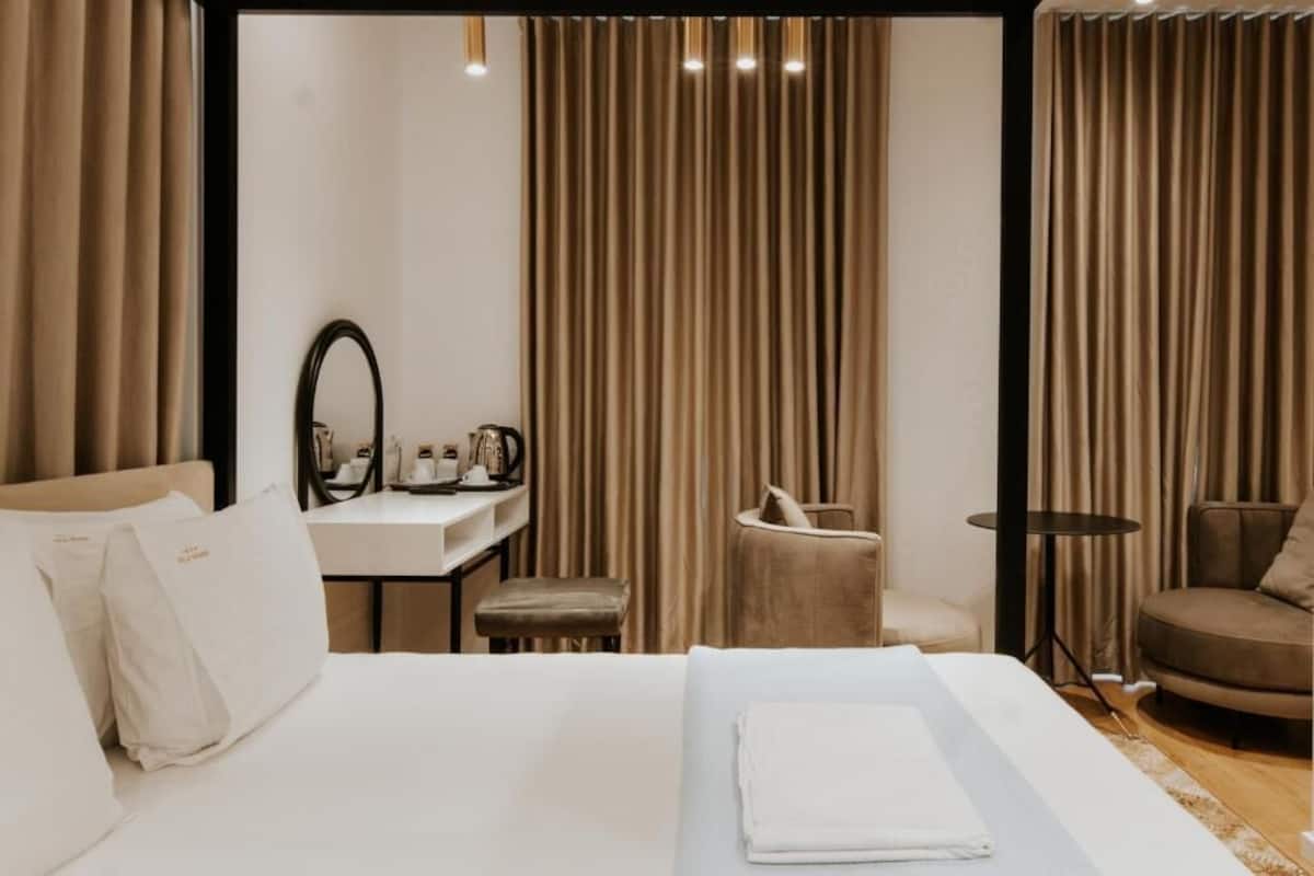 1 bedroom, Frette Italian sheets, premium bedding, down duvets