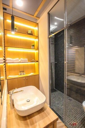 Deluxe Queen Room | Salle de bain | Douche, douche à « effet pluie », articles de toilette gratuits