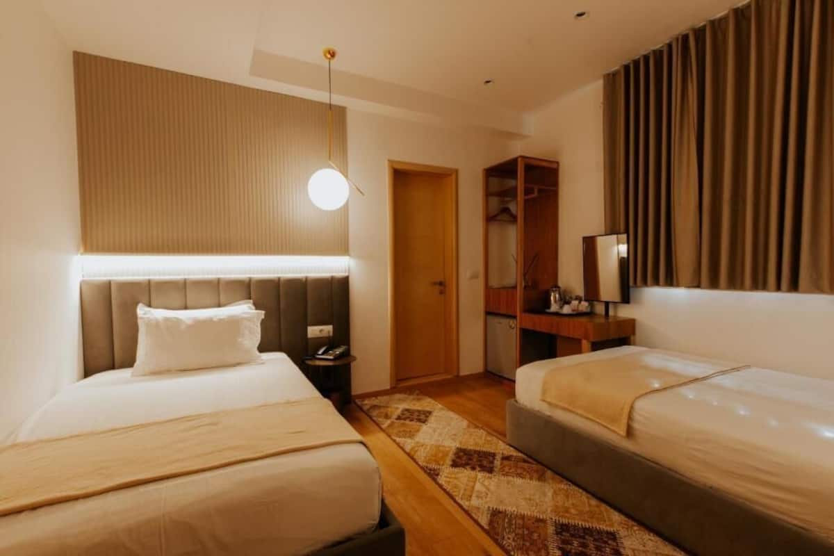 1 bedroom, Frette Italian sheets, premium bedding, down duvets