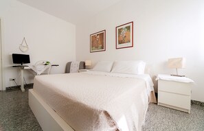 Basic Triple Room | Desk, blackout drapes, iron/ironing board, free WiFi - Bed & Breakfast Magna Grecia (Taranto)