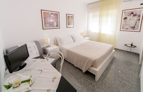 Basic Triple Room | Desk, blackout drapes, iron/ironing board, free WiFi - Bed & Breakfast Magna Grecia (Taranto)