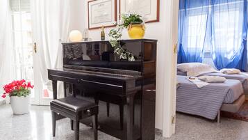 Escritorio, cortinas blackout y tabla de planchar con plancha