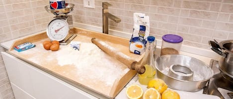 Een koelkast, een waterkoker