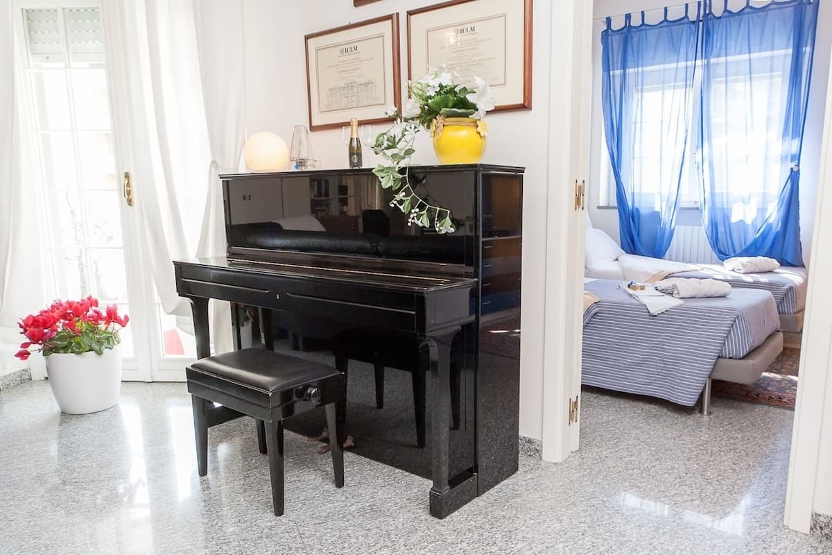 Phòng đôi hoặc 2 giường đơn, phòng tắm riêng (External) | Bàn, màn/rèm cản sáng, bàn ủi/dụng cụ ủi quần áo