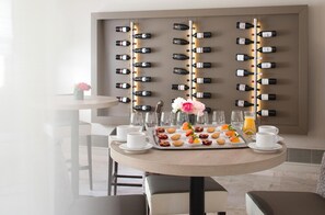 Der serveres aftensmad og lokale retter 