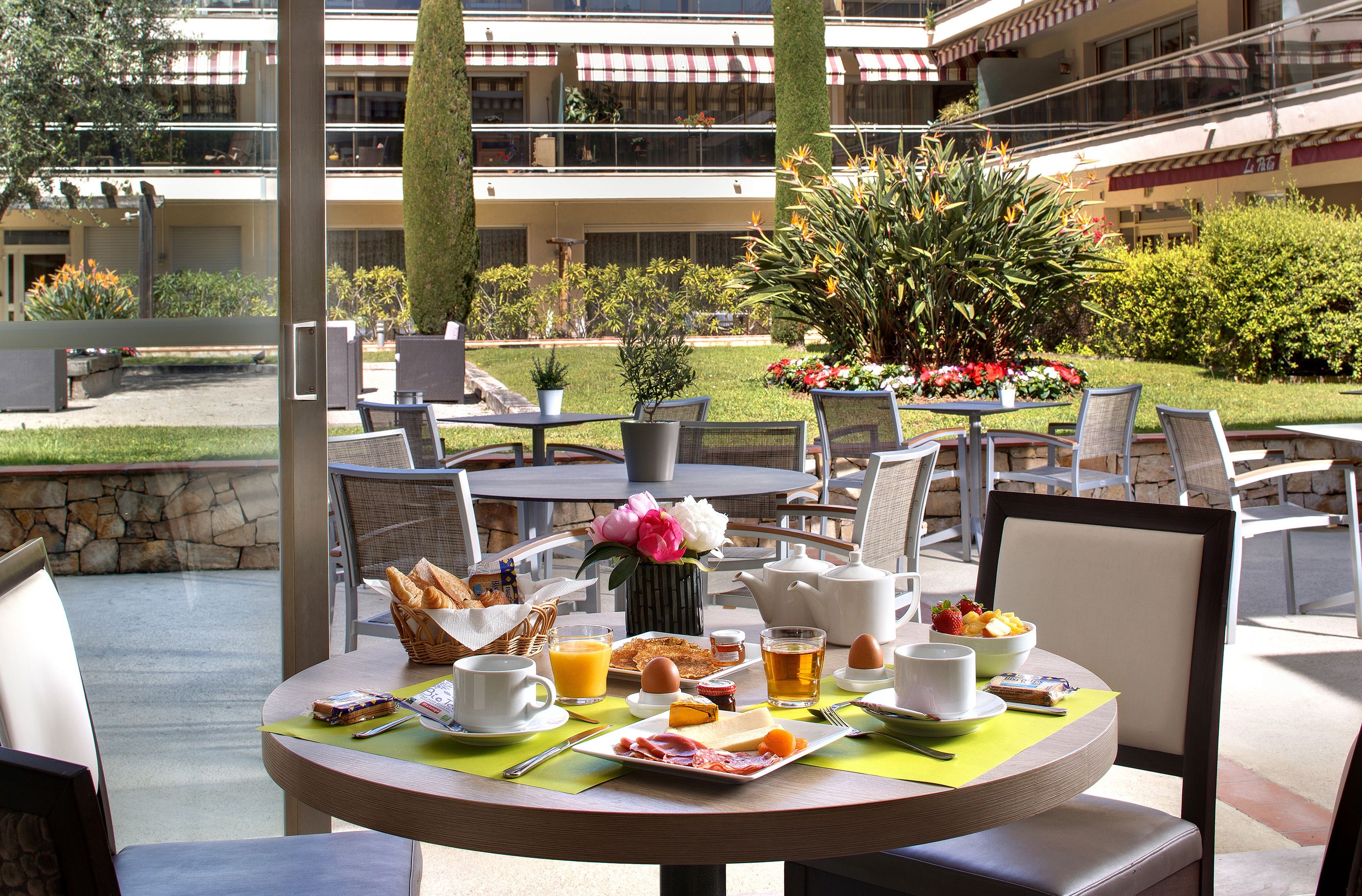 Daily buffet breakfast (EUR 15.5 per person)