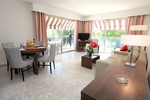 Flat-screen TV - The Originals Résidence, Les Strélitzias, Antibes Juan-Les-Pins (Antibes)