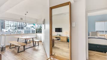 Großer Kühlschrank, Mikrowelle, Ofen, Herdplatte