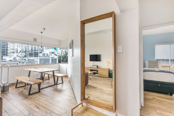 Refrigerador con freezer, microondas, horno, placa de cocina