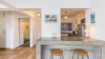 Großer Kühlschrank, Mikrowelle, Ofen, Herdplatte