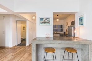 Full-sized fridge, microwave, oven, stovetop