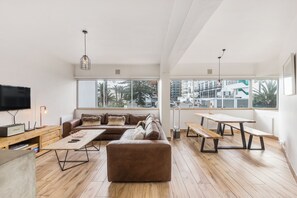 Flat-screen TV - Saratoga 105 (Cape Town)