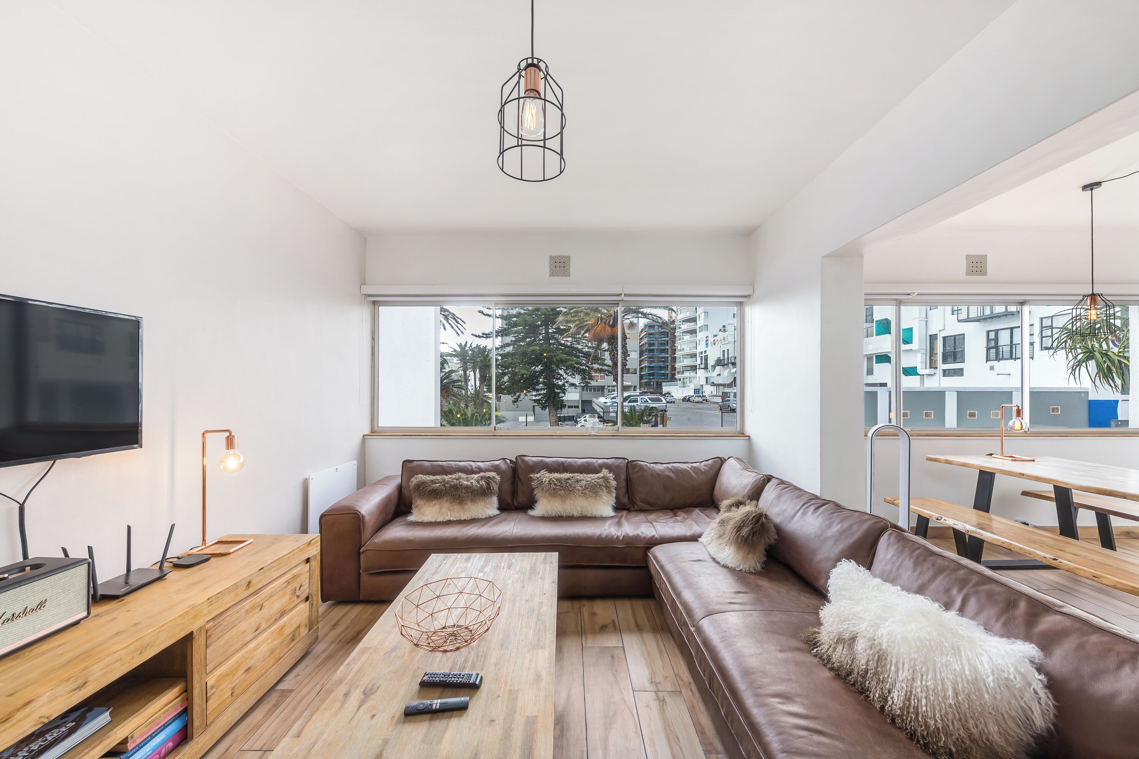 تلفزيون بشاشة مسطحة