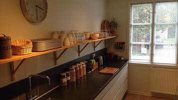 بوفيه فطور مجانًا يوميًا