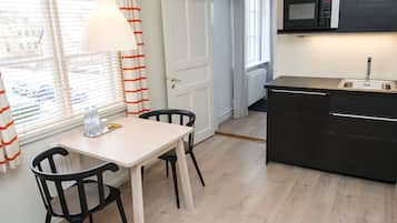 HabitaciĂłn triple, 3 camas individuales, cocineta | Cocina privada | Microondas
