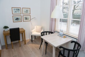 Dobbeltrom, tekjøkken | Individuelt dekorert, individuelt innredet og skrivebord