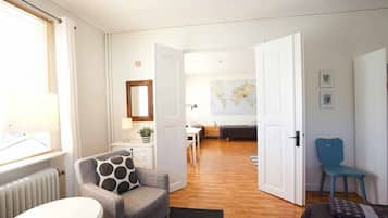 HabitaciĂłn cuĂĄdruple, varias camas, cocineta | DecoraciĂłn personalizada, muebles diferentes y escritorio