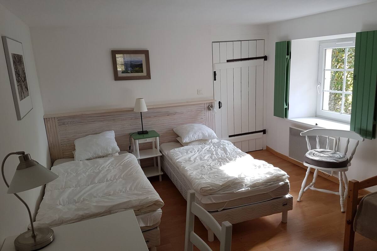 Tirai kedap cahaya, setrika/meja setrika, dan tempat tidur bayi gratis