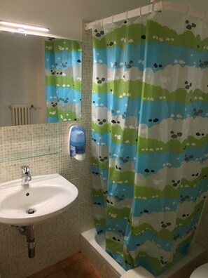 Een douche, een regendouche, gratis toiletartikelen, handdoeken