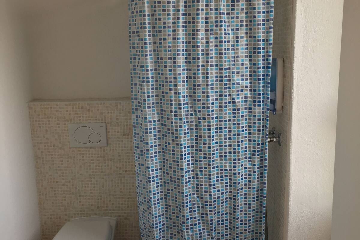 comfort single room, 1 single bed, non smoking | bathroom | shower, rainfall showerhead, free toiletries, towels